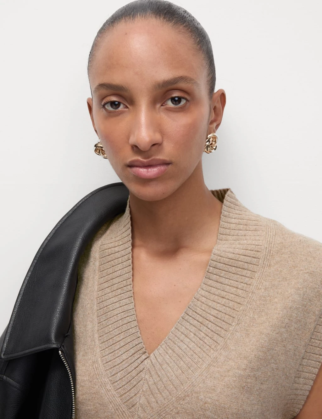 Textured V-Neck Relaxed Knitted Vest 15 Textured V-Neck Relaxed Knitted Vest - Image 15